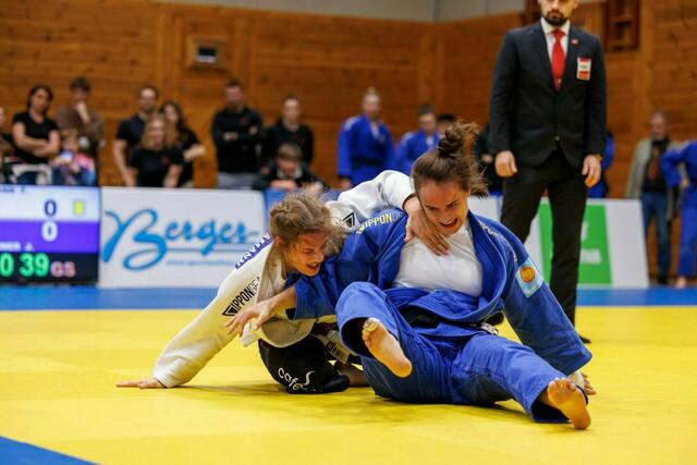 Mit Platz drei beim Europacup in Dubrovnik gelang der Rudersdorferin Julia Sommer (blau) ein neues Karriere-Highlight. | Foto: Wolfgang Eichler