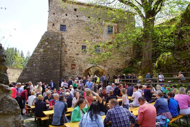 Bei herrlichem Frühlingswetter genossen Jung und Alt das herrliche Ambiente der Burg Piberstein und erfreuten sich am bunten Programm beim Generationenfest der Hnsbergland-Gemeinden.  | Foto: Helmut Eder