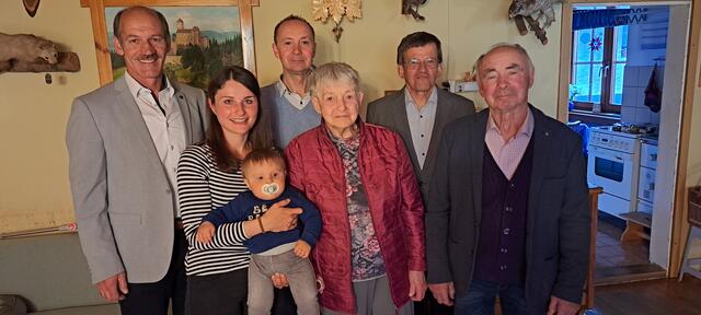 Am Foto von links: Bgm. Ewald Fröschl, Melanie Preiser, Finn Grün - Urenkel, GR Herbert Huber, Jubilarin - Erna Grün, Rudolf Hahn - Obmann NÖ Senioren, Herbert  Huber - NÖ Senioren | Foto: Gemeinde