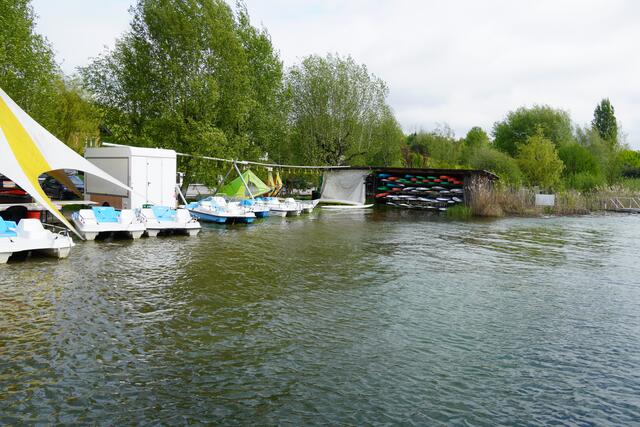 Man kann in Mattsee Boote, SUPs und Surfbretter ausleihen. | Foto: Emanuel Hasenauer