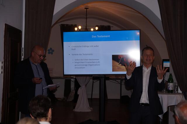 Vergissmeinnicht-Leiter Markus Aichelburg und Notar Christoph Mondel beim Info-Abend im Pfalzhof