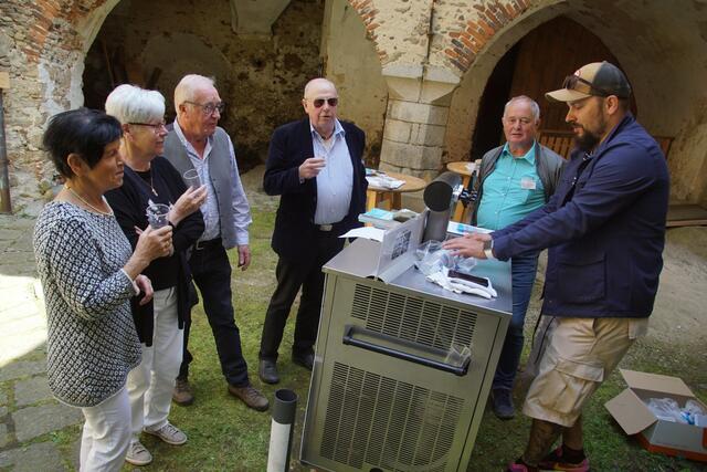 An der Wasserbar konnten sich die Besucher mit  frischem Quellwasser der Hansberglandland-Gemeinden laben.   | Foto: Helmut Eder
