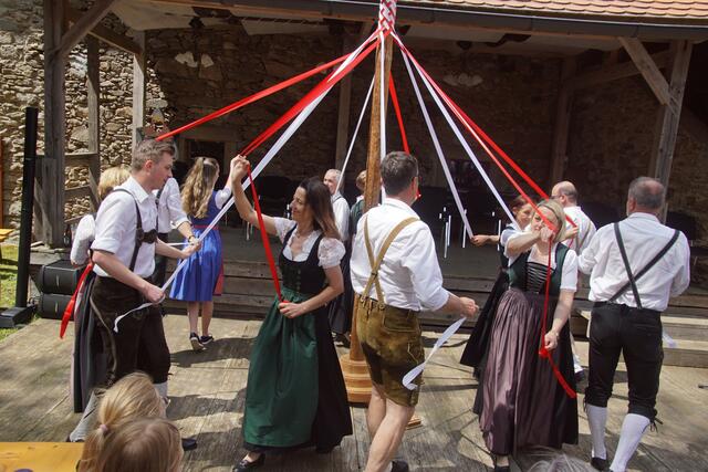 Die Volkstanzgruppe  St. Peter begeistert mit einem Bandeltanz.  | Foto: Helmut Eder
