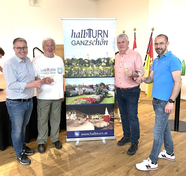 Am 3. Juni begeht die Gemeinde Halbturn ihr großes Fest zum 350. Geburtstag – zuvor fand eine Wanderung mit geschichtlichem Input statt, v. l.: Bürgermeister Markus Ulram, Andreas Gisch, Herbert Brettl und Vizebürgermeister Gerald Knöbl | Foto: Gemeinde Halbturn