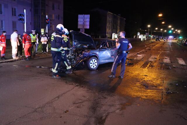 Die beiden Audis wurden völlig zerstört. | Foto: Berufsfeuerwehr Linz