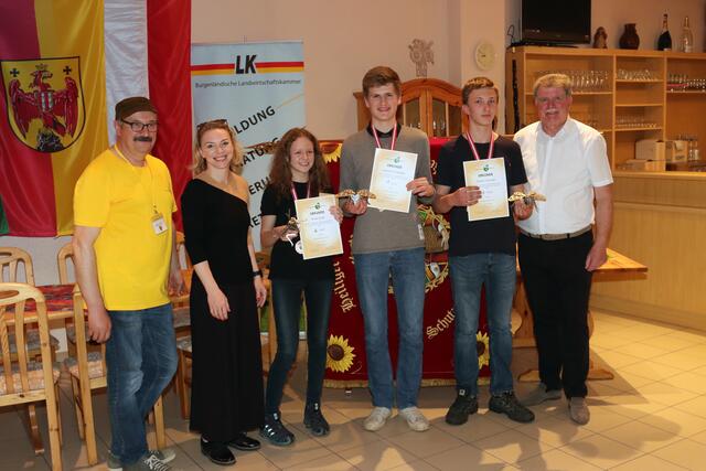 Landesobmann Burgenland Herbert Grafl, Bundesjugendreferentin Valeria Voit, Zweitplatzierte Klara Sergl aus der Steiermark, Sieger Jakob Zöchbauer aus Oberösterreich, Drittplatzierter Florian Schlojer aus Salzburg und Präsident des Österreichischen Imkerbundes Reinhard Hetzenauer (v. l.). | Foto: Hans-Peter Müllner