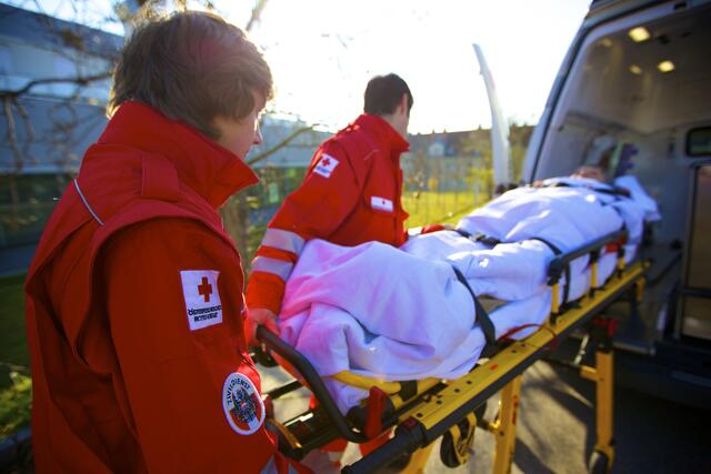 Der 23-Jährige erlitt dabei Verletzungen unbestimmten Grades und wurde in das UKH nach Linz verbracht. | Foto: ÖRK_KellnerThomas
