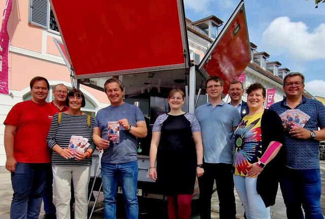 Die SPÖ Feldbach – allen voran Vizebürgermeister Robert Trummer (l.) und Gemeinderätin Herta Haas (3.v.l.) – kamen beim Café-Mobil mit besorgten Menschen ins Gespräch. | Foto: SPÖ Feldbach