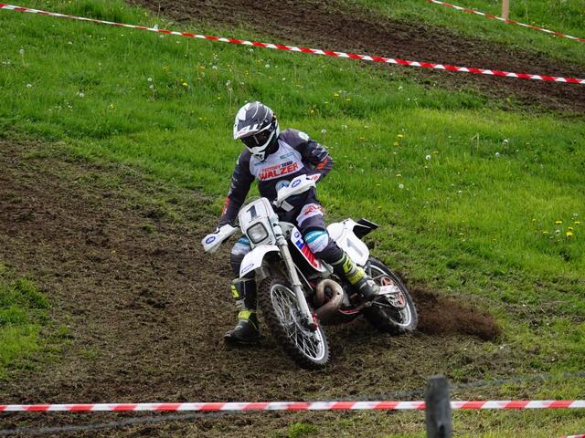 Bernhard Walzer in der Geländeprüfung voll auf Angriff.