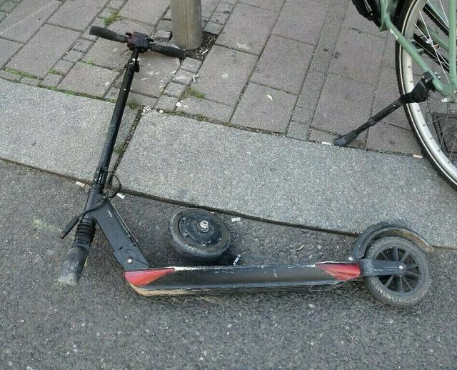 Bei einer Kollision mit einem E-Scooter (Symbolbild) erlitt eine Grazerin einen Handbruch. | Foto: LPD Wien