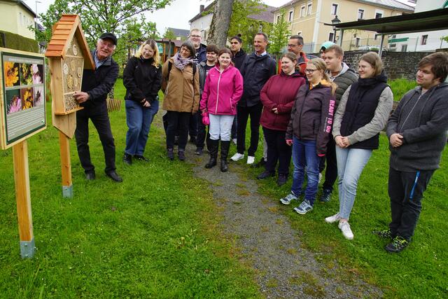 Auf Anregung des Bienenbeauftragten der Gemeinde Haslach Franz Lasinger (l)  stellten die Mitarbeiter der FAB-Werkstätte Haslach im Beisein von Bürgermeister Dominik Resinger ein Wildbienenhotel und eine dazugehörige Infotafel auf. | Foto: Helmut Eder