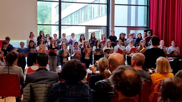 Themen des Klima-Chor-Abends waren die Klimakrise, Krieg und Frieden, ein Rückblick auf die Pandemie, aber auch ein optimistischer Zukunftsausblick.  | Foto: Klima- und Energiemodellregion Vöckla-Ager