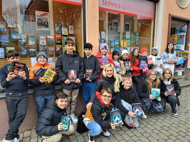 Einen lustigen und lesereichen Vormittag verbrachten ausgewählte Schüler und Schülerinnen der digiTNMS-Musikmittelschule Kirchdorf im Infoladen in Kirchdorf.  | Foto: digiTNMS-Musikmittelschule Kirchdorf
