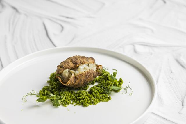 Eine Kur nach der Modernen Mayr-Medizin hat mit dem oft zitierten Milch trinken und Semmel essen lange nichts mehr zu tun. Im Park Igls begeistert Küchenchef Markus Sorg mit einer hervorragenden Cuisine. Wer fastet muss nicht hungern – durch achtsames Essen, oftmaliges Kauen und Einspeicheln der Speisen stellt sich ein Sättigungsgefühl ein. Gleichzeitig wird der Darm geschont. | Foto: (C) Park Igls/David Johansson