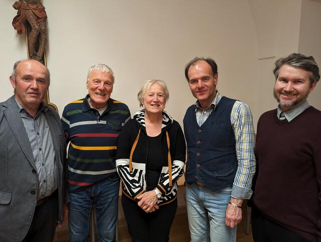 v.l.n.r.Hans Haider (KMB Dekanat Frauenkirchen), Hans Georg Heinke (Zeit im Bild-Legende), Roselinde Strommer (Diözesanobfrau der kfb), Gabriel Kozuch (Pfarrer und kfb-KMB-Seelsorger), Philipp Jurenich (Regionalstellenleiter des Forum Kath. Erwachsenenbildung) | Foto: Diözese Eisenstadt - Philipp Jurenich