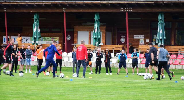 Training, Lernen, Leben – das Motto der "Fußballfabrik Anderbrügge". Erklärung, Durchführung und Korrektur im praktischen Teil.  | Foto: Schwaighofer