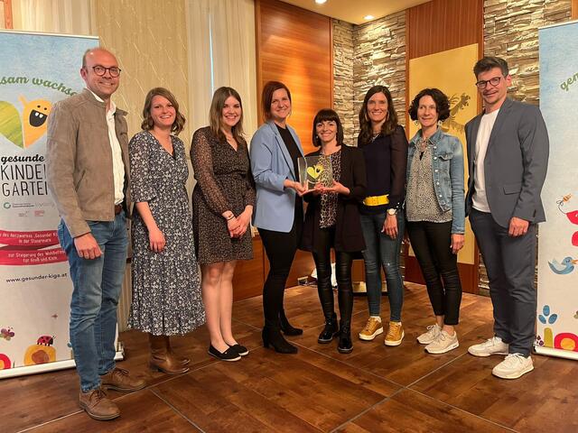 Bürgermeister Christoph Zirngast (li), die Mitarbeiterinnen von Kinderkrippe und Kindergarten Großklein und Styria Vitalis Koordinator Patrick Palz freuen sich über die Auszeichnung. | Foto: Gde Großklein