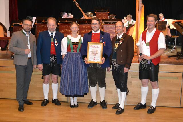 Johannes Ruland aus Höfen erhielt das goldene Leistungsabzeichen für viel Wissen und Können in den Bereichen Brauchtum, Tracht und Tanz.
 | Foto: Stefanie Plank