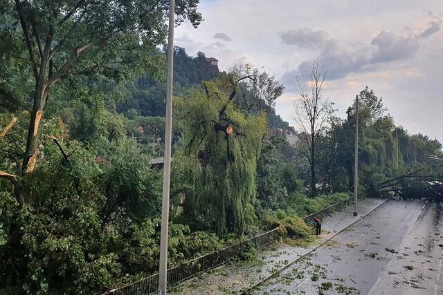 Die Feuerwehren sind wegen umgestürzter Bäume und Überflutungen im Einsatz. | Foto: (Symbolfoto) Sicherheitsmanagement Graz