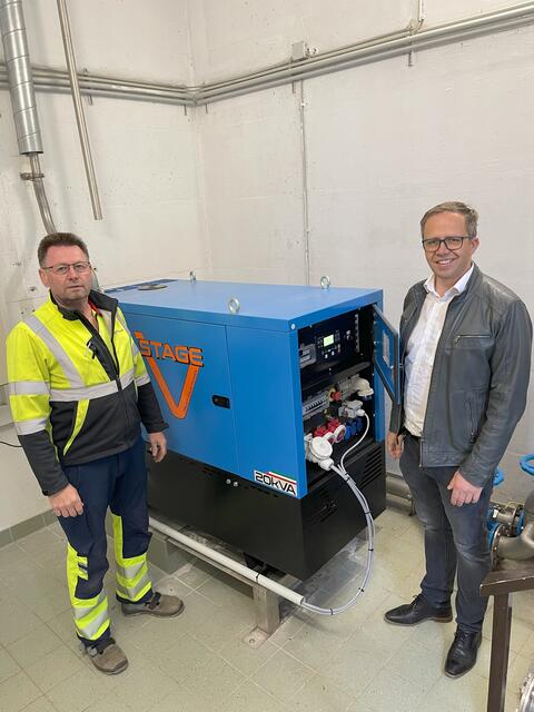 Bauhofleiter Stefan Keferböck und Bürgermeister Fritz Robeischl testen die neue Notstromversorgung, die bei einem Stromausfall automatisch startet. | Foto: Stadtgemeinde Pregarten