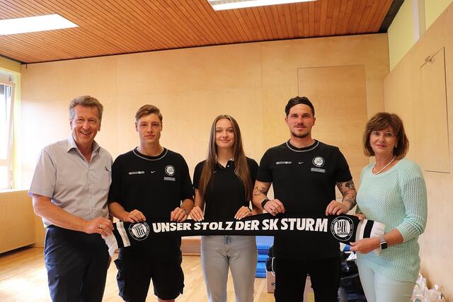 Bgm. Hubert Holzapfel (li) outete sich als glühender Sturm-Fan, im Bild mit den Sturm-Spielern Alexander Prass, Merle Kirschstein, Tobias Schützenauer und VS-Dir. Gabriele Gössler.  | Foto: Edith Ertl