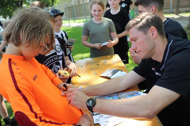 Zur Autogrammkarte wünschten sich viele Kinder auch eine Unterschrift auf T-Shirt, Handy oder Schuhe. Tormann Jörg Siebenhandl und seine Sturm-Kollegen nahmen sich dafür viel Zeit. | Foto: Edith Ertl