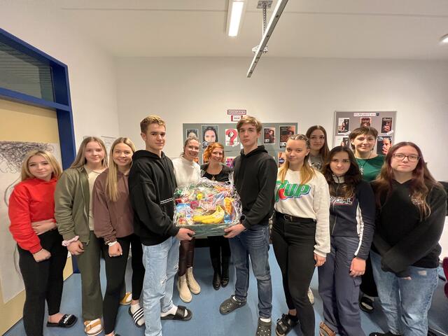 Annahme des Geschenkekorbes | Foto: Hermann Trebsche
