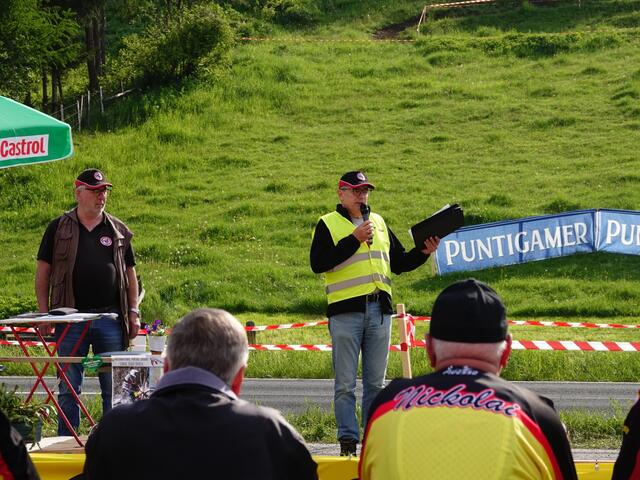 Alles herhören! Rennleiter Jürgen Wurzer hält die Fahrerbesprechung.