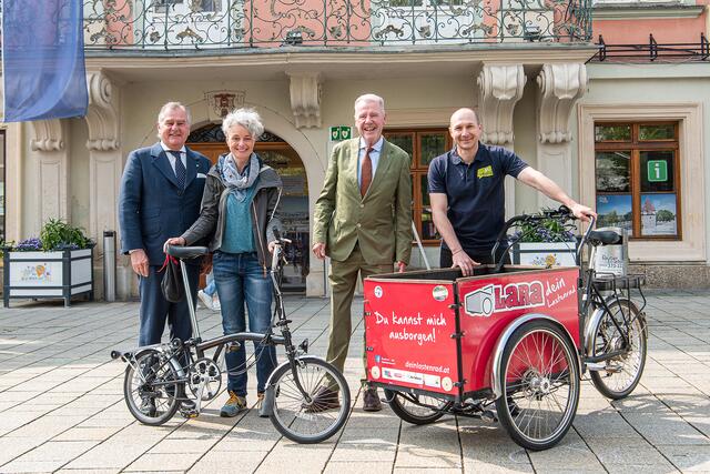 Infrastruktur-Stadtrat Franz Dinhobl, Christine Nenning (Radlobby), Bürgermeister Klaus Schneeberger und Hannes Höller (Radlobby). | Foto: Stadt Wiener Neustadt/Manfred Gartner