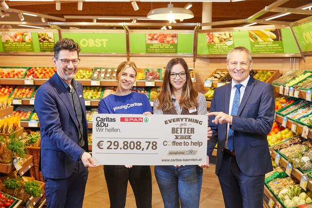 Freuen sich über die große Hilfsbereitschaft und sagen Danke: Spar-Geschäftsführer Paul Bacher (rechts) und Caritas-Direktor Ernst Sandriesser mit Ramona Janesch (Young Caritas) und Tanja Arneitz (Spar) | Foto: SPAR/Johannes Puch