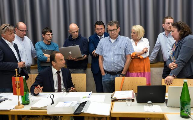 In der Sitzungsunterbrechung gab es heiße Diskussionen mit VP-Bürgermeister Peter Harringer (4.v.l.). Zum Schluss einigte man sich. | Foto: Alois Huemer
