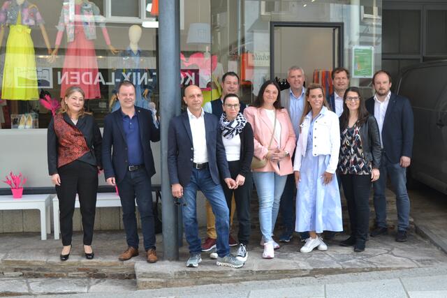 Die neuen Pop-up-Store Betreiber mit Bürgermeister Hannes Primus, Stadtrat Christian Stückler und Patricia Radl-Rebernig (KWF | Foto: MeinBezirk.at