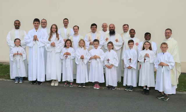 Zehn Jungpriester beim Treffen in Güttenbach - unterstützt von zehn Ministranten. 