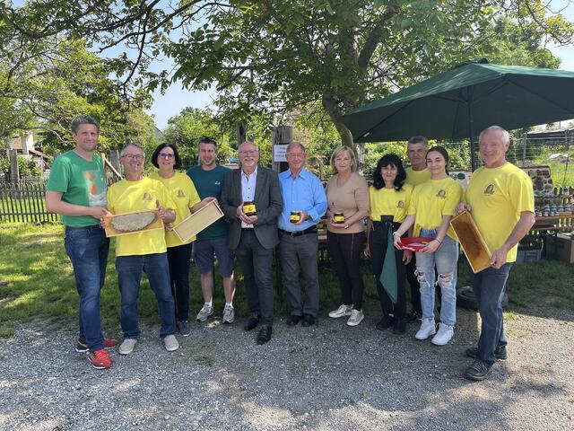 Das Team des Imkervereins Schönau rund um Obmann-Stellvertreter Andreas Steiner (l.) mit Bürgermeisterin Brigitte Lasinger (5. v.r.), Vizebürgermeister Josef Pluschkovits (6.v.l.) und dem Präsidenten des NÖ-Imkerverbandes Josef Niklas (5.v.l.). | Foto: Imkerverein Schönau/Triesting