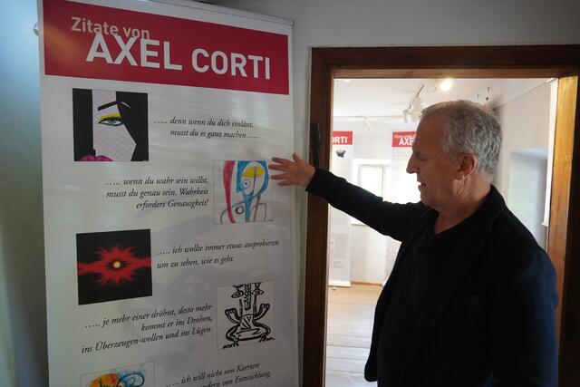 Gerhard Kriegseisen führte durch die Sonderausstellung im Stille Nacht Museum in Arnsdorf. | Foto: Emanuel Hasenauer