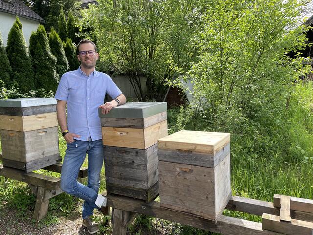 Neben einem Lebensraum und dem Nahrungsangebot brauche es vor allem auch kleinräumige Strukturen, um dem Rückgang von Insekten und somit eben auch dem der Wildbienen entgegenzuwirken, so Imker Daniel Pfeifenberger.  | Foto: Lisa Gold