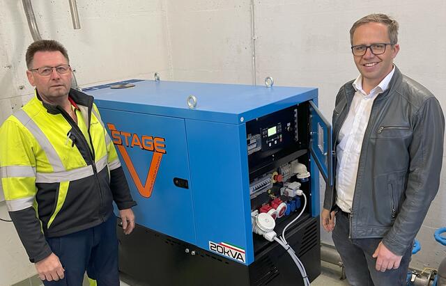 Bauhofleiter Stefan Keferböck und Bürgermeister Fritz Robeischl testen die neue Notstromversorgung, die bei einem Stromausfall automatisch startet. | Foto: Stadtgemeinde Pregarten