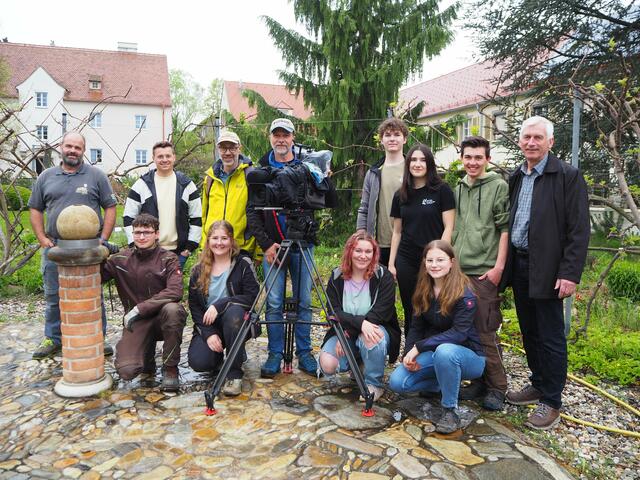 Filmteam mit Schüler*innen der Gartenbauschule Langenlois sowie Gärtnermeister Helmut Schieder (links) und Direktor Franz Fuger (rechts) | Foto: Gartenbauschule