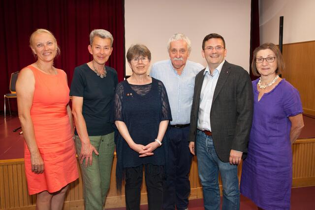 Maria Bein und Erich Pummer (Mitte) mit Ingrid und Wilfried Zankl, Gabriele Mörk und Anna Bolovich (v.r., SPÖ) bei einer früheren Foto-Ausstellung. | Foto: Helmut Jakich
