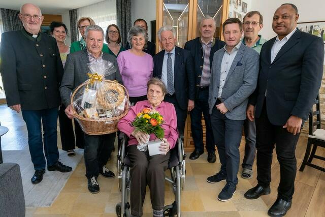 Probst Johannes Holzinger, Hans Fuchs, Maria Kneidinger, Jubilarin Maria Kneidinger, Josef Pühringer, Leopold Wipplinger, Bürgermeister Manfred Lanzersdorfer, Max Kneidinger , Kurat John Ekeogu, Freunde und Bekannte.  | Foto: Seniorenbund OÖ