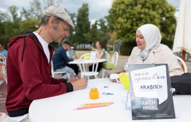 Auf den "Sprachinseln" treffen diverse Kulturen aufeinander. Teilnehmer können dabei kostenlos neue Sprachen kennenlernen.  | Foto: space and place