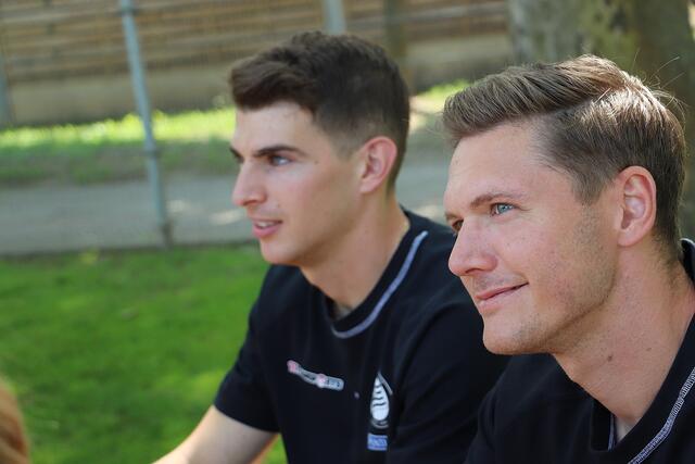 Auf Augenhöhe mit ihren jungen Fans: Ivan Ljubic und Jörg Siebenhandl vom SK Puntigamer Sturm | Foto: Edith Ertl