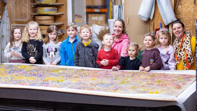 Die Kinder bastelten eine Naturtapete für ihren Kindergarten. | Foto: Organoid