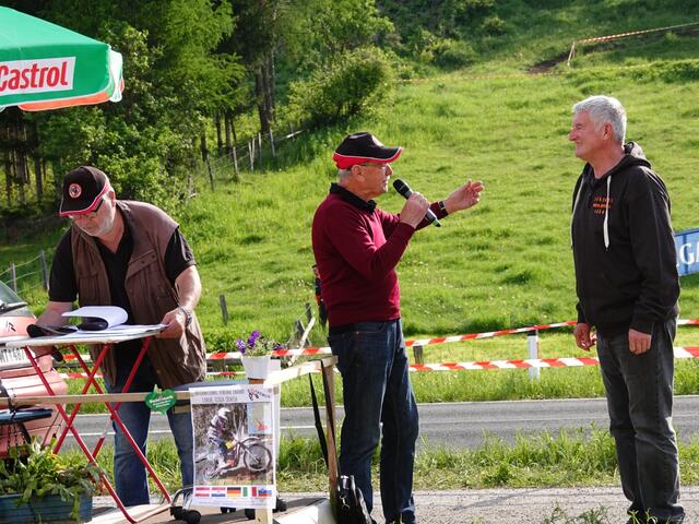Roland Kocher hat hier den sechsfachen Enduro-Staatsmeister und sechsfachen Sixdays-Teilnehmer Hubert Trattner vor dem Mikrophon, „Hubertus das Renntier" war wie vor 40 Jahren wieder mit dabei.