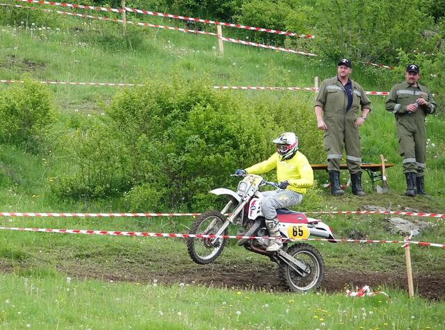 Johann Kaiser, ganz auf Sieg gebürstet. Das imponirt auch den Feuerwehrmännern.