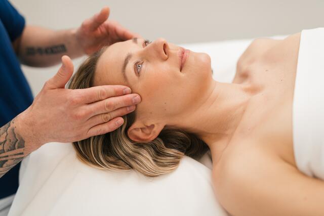 Fokus Medizin: Das Park Igls ist kein Wellnesshotel, sondern ein Gesundheitszentrum. Neben dem erfahrenen Ärzteteam kümmern sich etwa auch top qualifizierte Therapeutinnen um die Gäste. Beispielsweise bei den medizinischen Massagen und Treatments. | Foto: (C) Park Igls/Fred Einkemmer