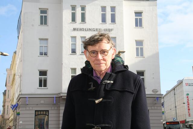 Vor dem Meidlinger Hof steht Michael Weichinger, Obmann der Naturfreunde Fotogruppe Meidling. | Foto: Karl Pufler