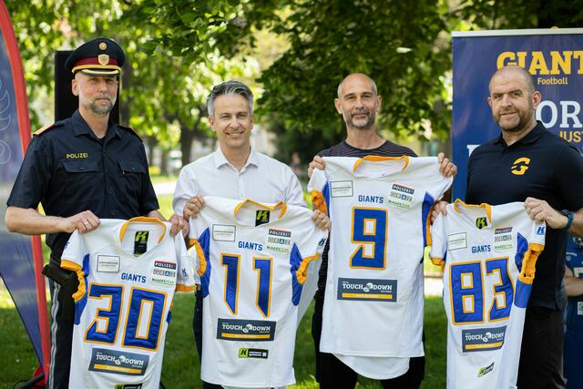 Jersey-Übergabe mit Stadtpolizeikommandant Thomas Heiland, Stadtrat Kurt Hohensinner, Wunderteam-Coach Niko Reinberg und Giants-Vorstand Christoph Kipperer (v. l.) | Foto: Katharina Plozner/Grazer Polizei