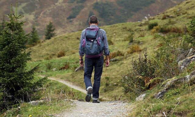 Festes Schuhwerk eine erste Hilfe Paket und Kleidung für eventuelle Wolkenbrüche sollten zu jeder Wanderung gehören. | Foto: pixabay