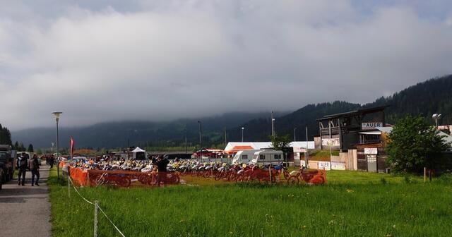 Der Parc Ferme beim Sportzentrum Mühlen, Stille vor dem Sturm. Wetter: Es staubt nicht.